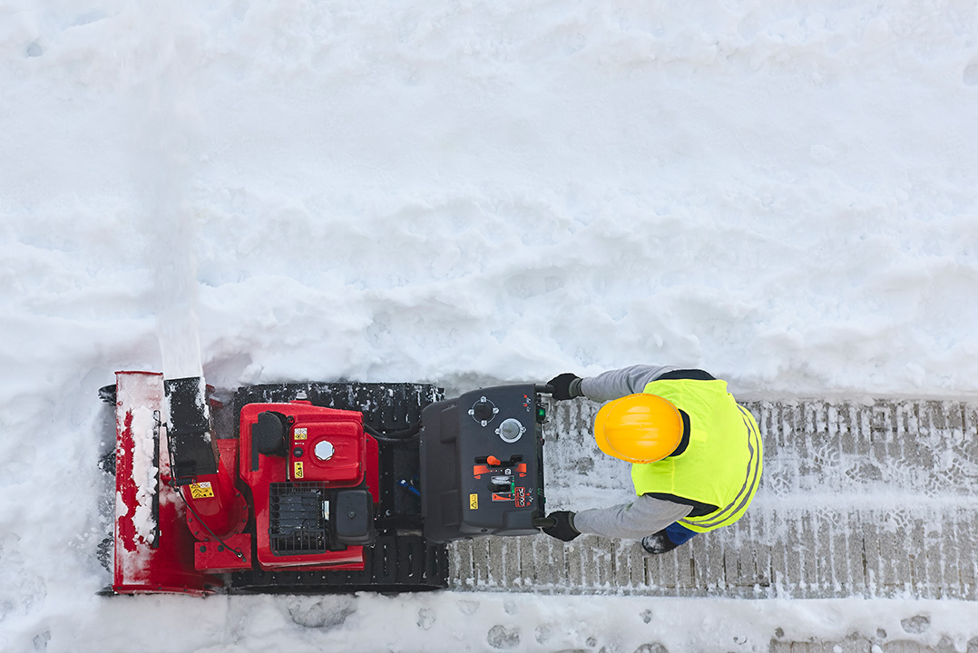 locador-hausmeisterarbeiten_winter-raumungsmaschienen